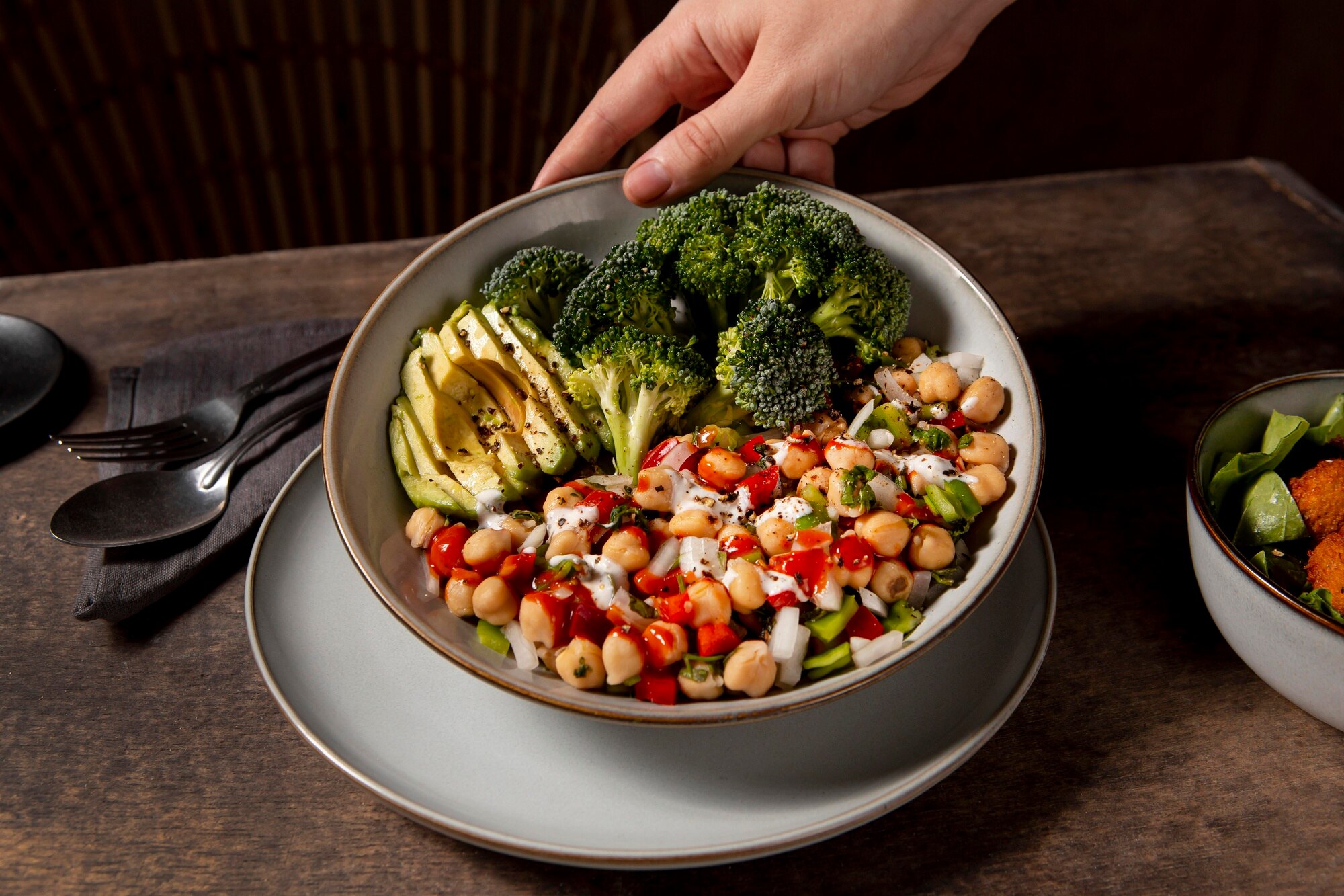 Plato balanceado con verduras, proteínas y granos
